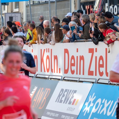 37.000 Läuferinnen und Läufer haben sich vorgenommen, am Sonntag das Ziel auf der Komödienstraße im Schatten des Doms zu erreichen.