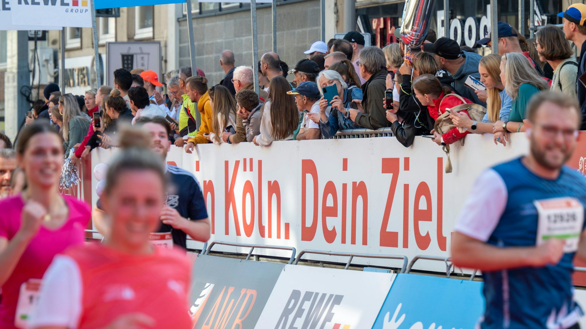 37.000 Läuferinnen und Läufer haben sich vorgenommen, am Sonntag das Ziel auf der Komödienstraße im Schatten des Doms zu erreichen.