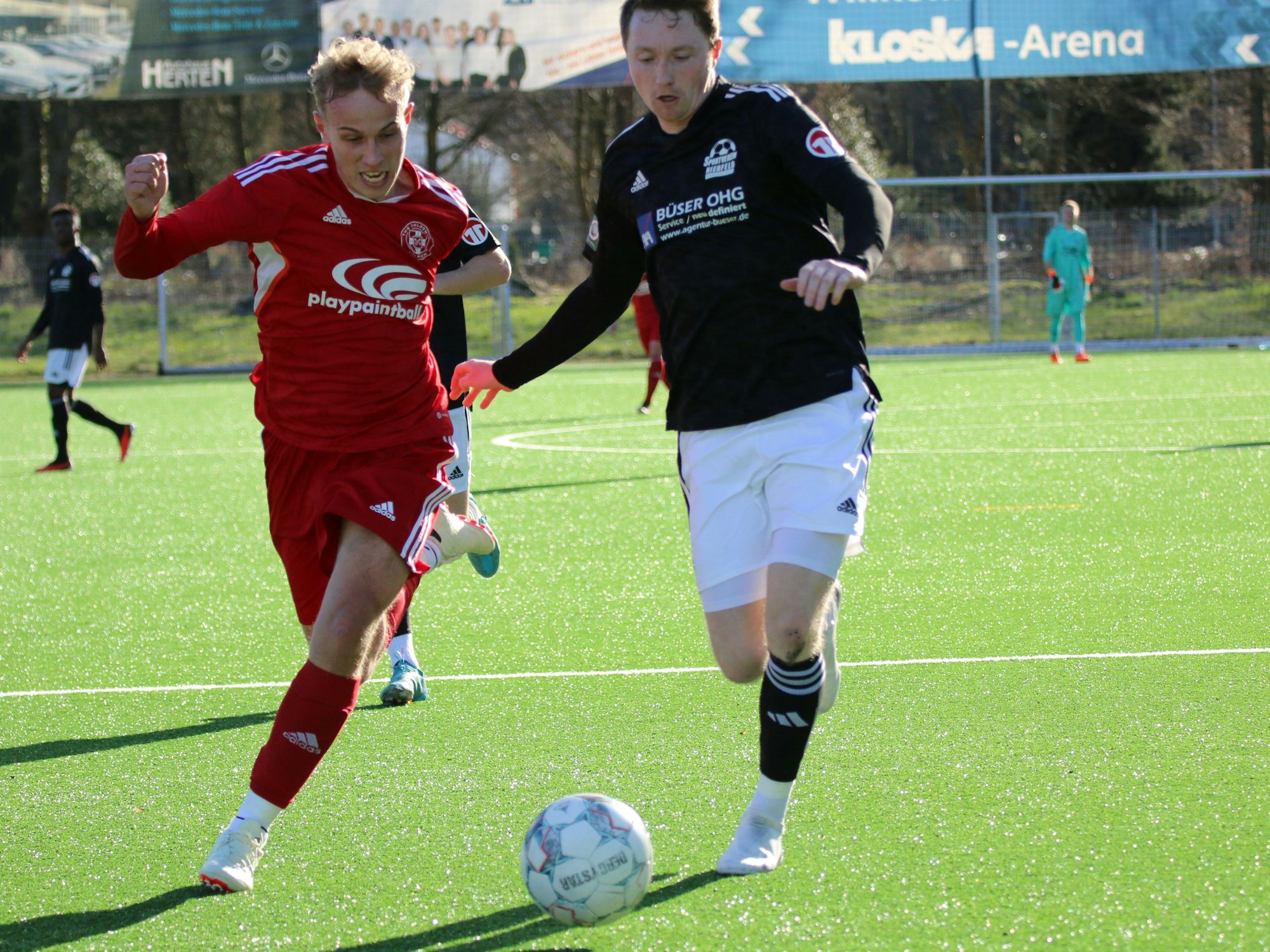 Manuel Macherey im Laufduell mit einem Nierfelder Gegenspieler.