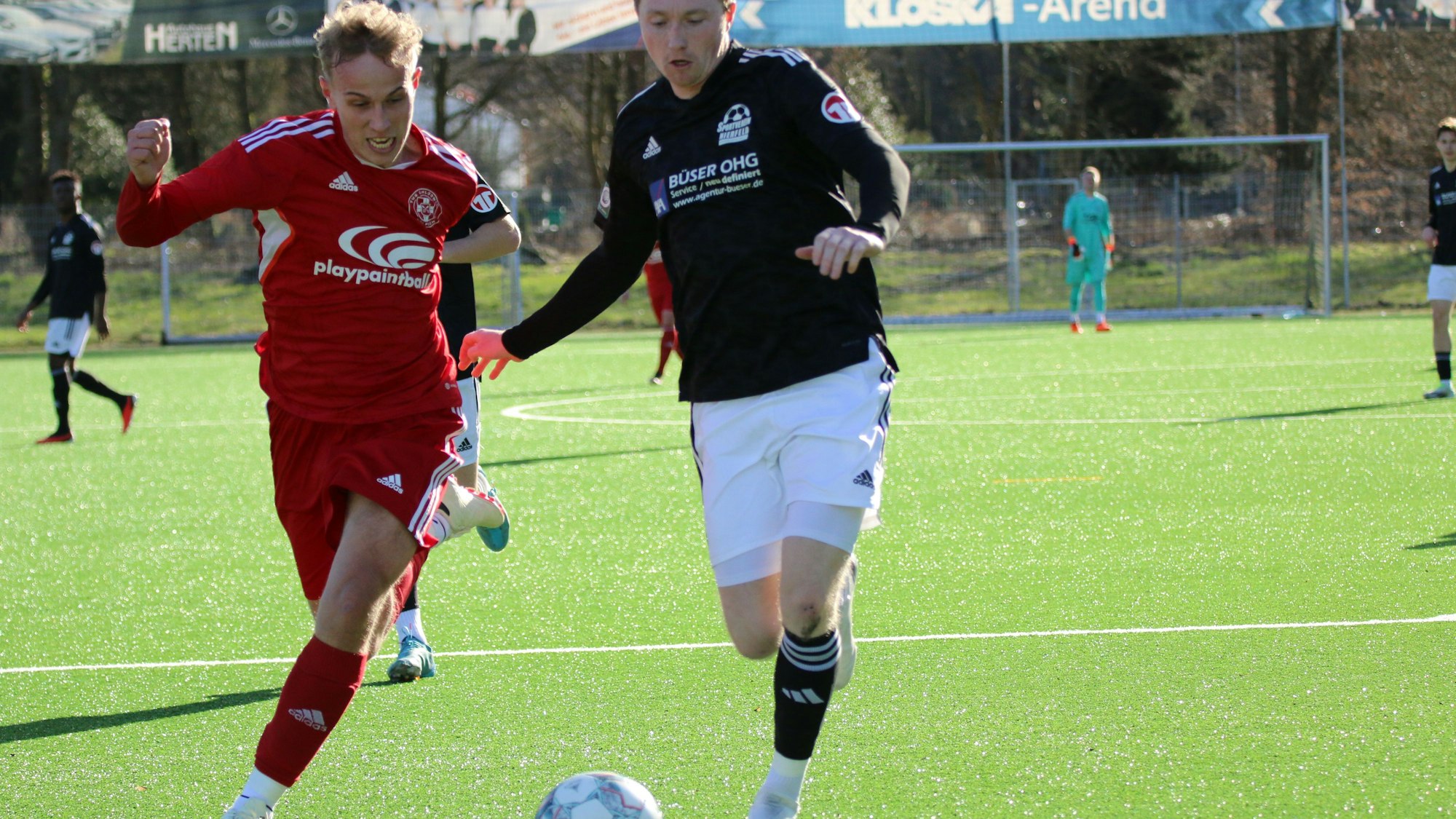 Manuel Macherey im Laufduell mit einem Gegenspieler. Beide haben den Ball im Blick.