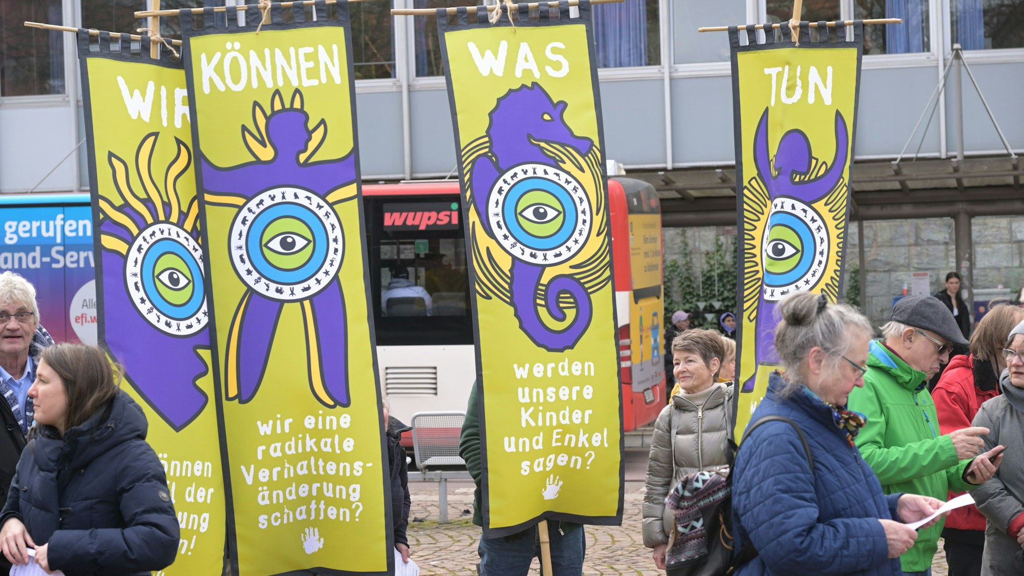 Das Foto zeigt Teilnehmer des Klimastreiks in Bergisch Gladbach.