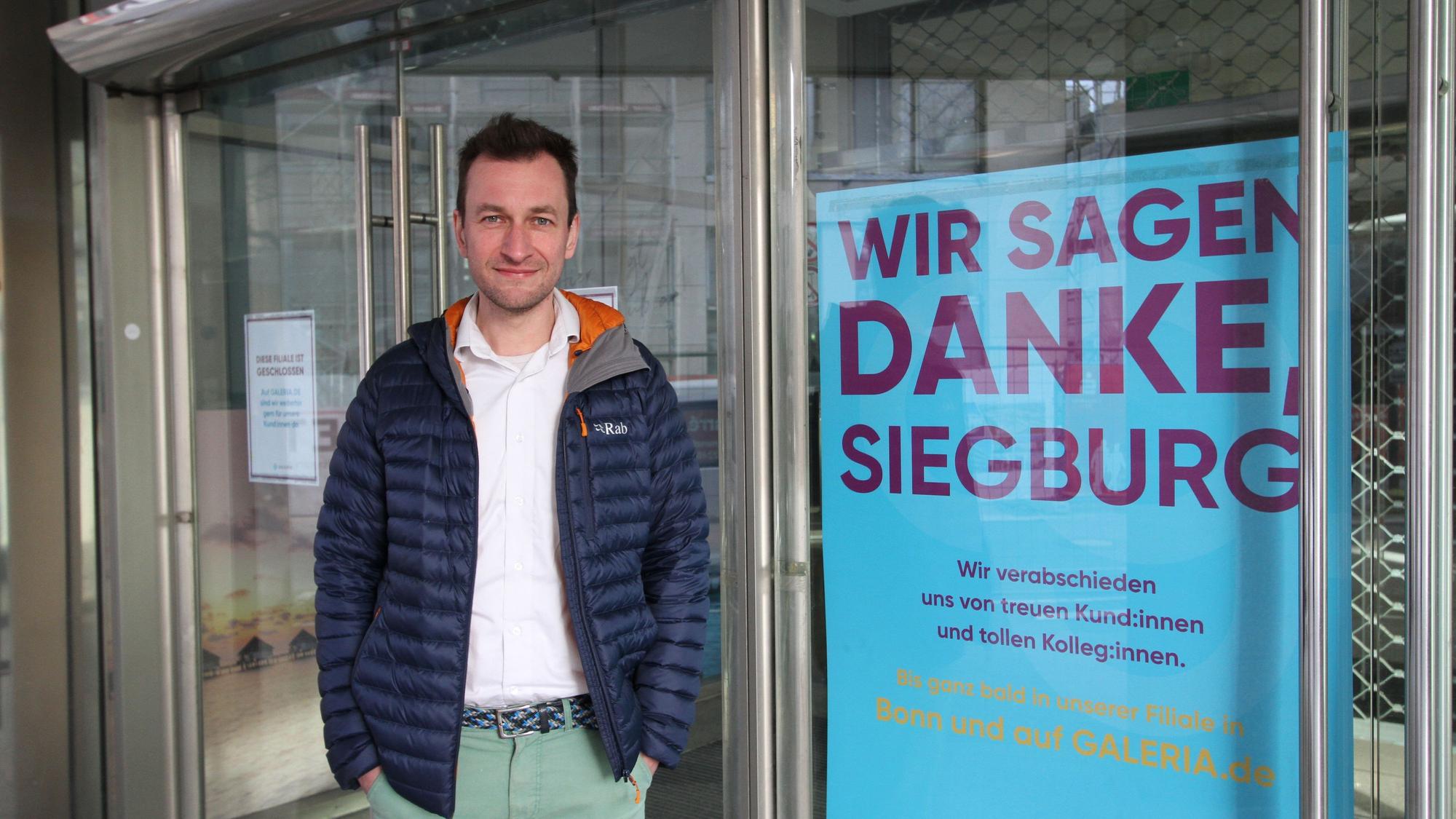 Ein Mann vor dem Eingang eines Warenhauses