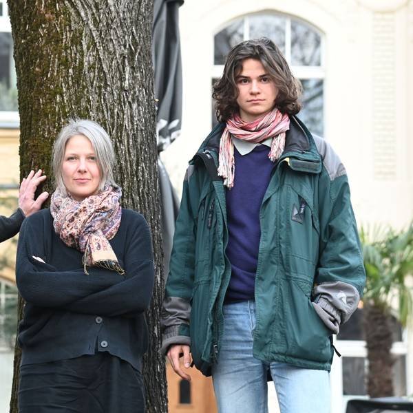 Die Kölner Aktivisten Thorsten Rochelmeyer, Caroline Schmidt und Lucas Valter lehnen an einem Baum.