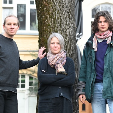 Die Kölner Aktivisten Thorsten Rochelmeyer, Caroline Schmidt und Lucas Valter  lehnen an einem Baum.