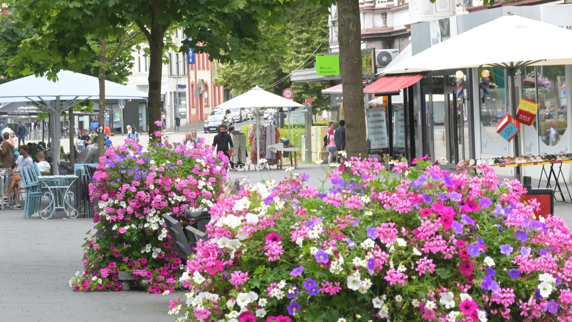 Das Foto zeigt Pflanzkübel in der Bergisch Gladbacher Fußgängerzone.