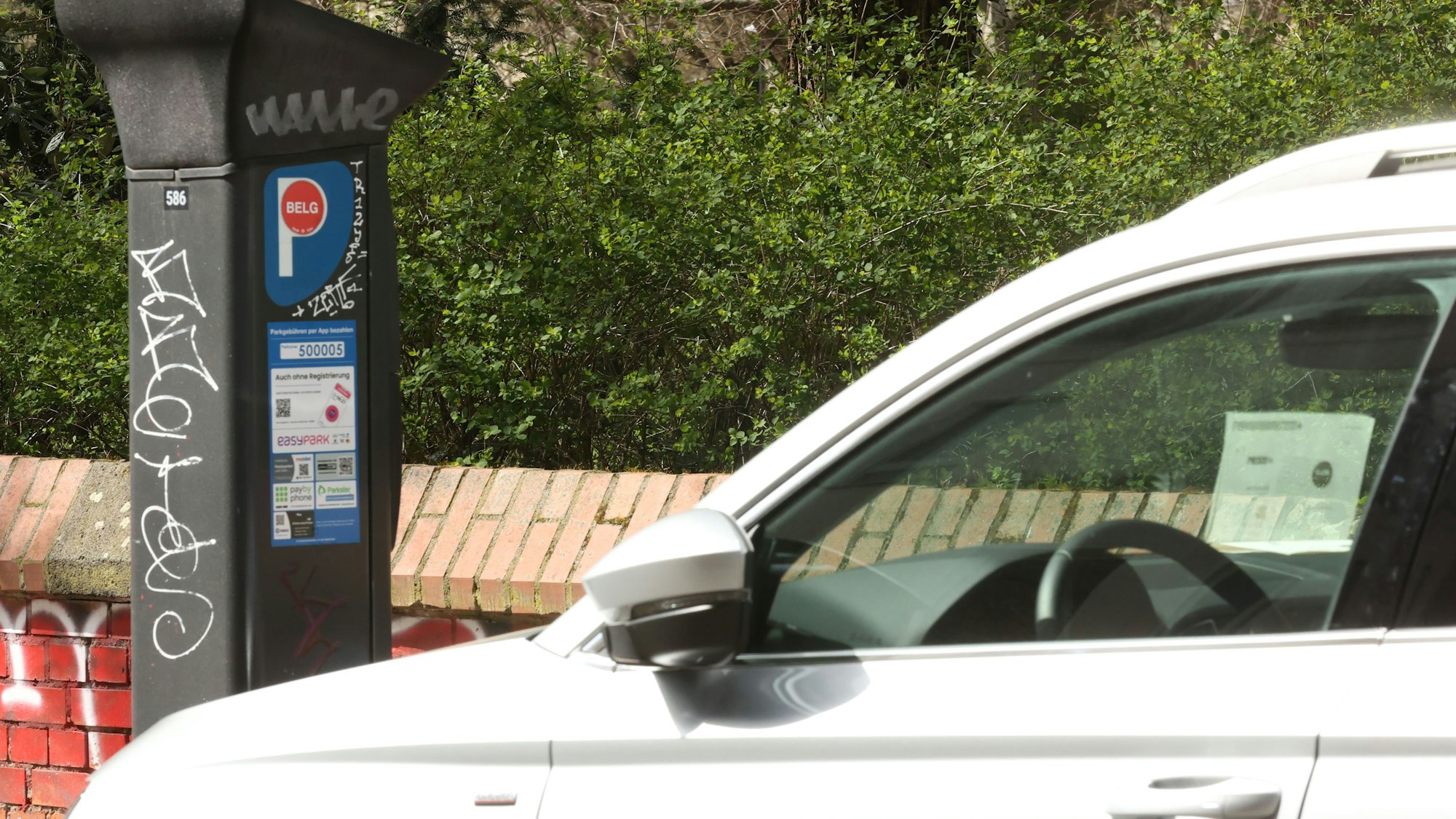 Das Bild zeigt einen Parkscheinautomat mit Anwohnerparken im Belgischen Viertel.