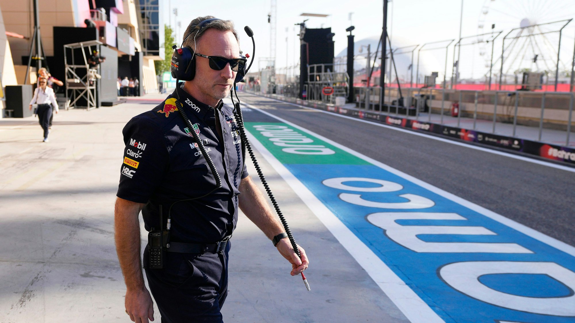 Teamchef Christian Horner vom Team Oracle Red Bull Racing läuft durch die Boxengasse.