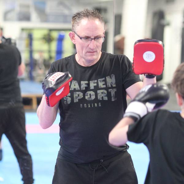 Vorsitzender Jörn Eßer beim Training mit den Kindern.