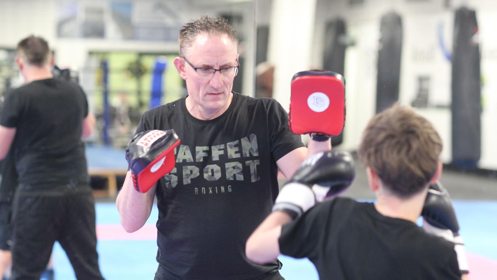Vorsitzender Jörn Eßer beim Training mit den Kindern.