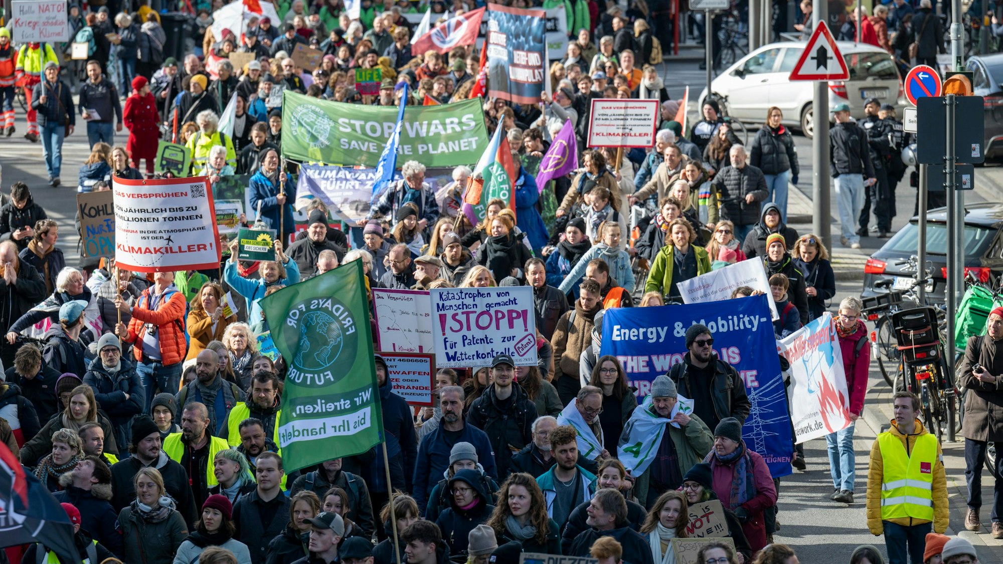 Verdi und Fridays for Future demonstrieren gemeinsam.