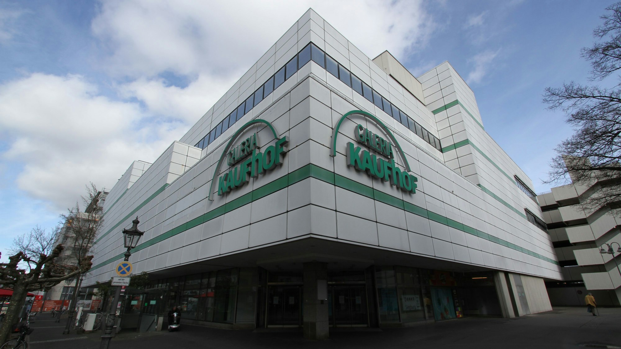 Ein Warenhaus mit grünem Kaufhof-Schiftzug an einer Straßenecke