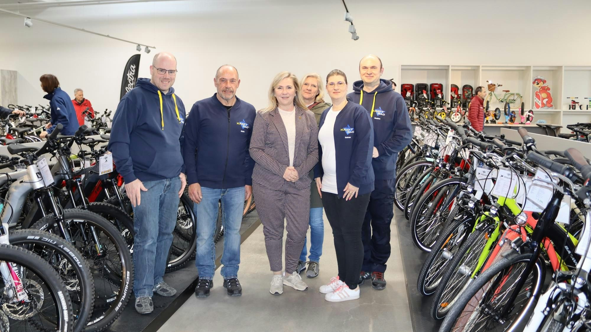 Auf dem Bild sind Gäste der Eröffnungsfeier zu sehen.