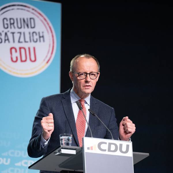 Die CDU stellt der Basis das neue Grundsatzprogramm vor. Nach Stopps in Mainz, Hannover und Chemnitz sprach CDU-Chef Friedrich Merz am Freitagabend auch im Kölner Gürzenich. Das Foto zeigt ihn bei seiner Rede in Chemnitz.