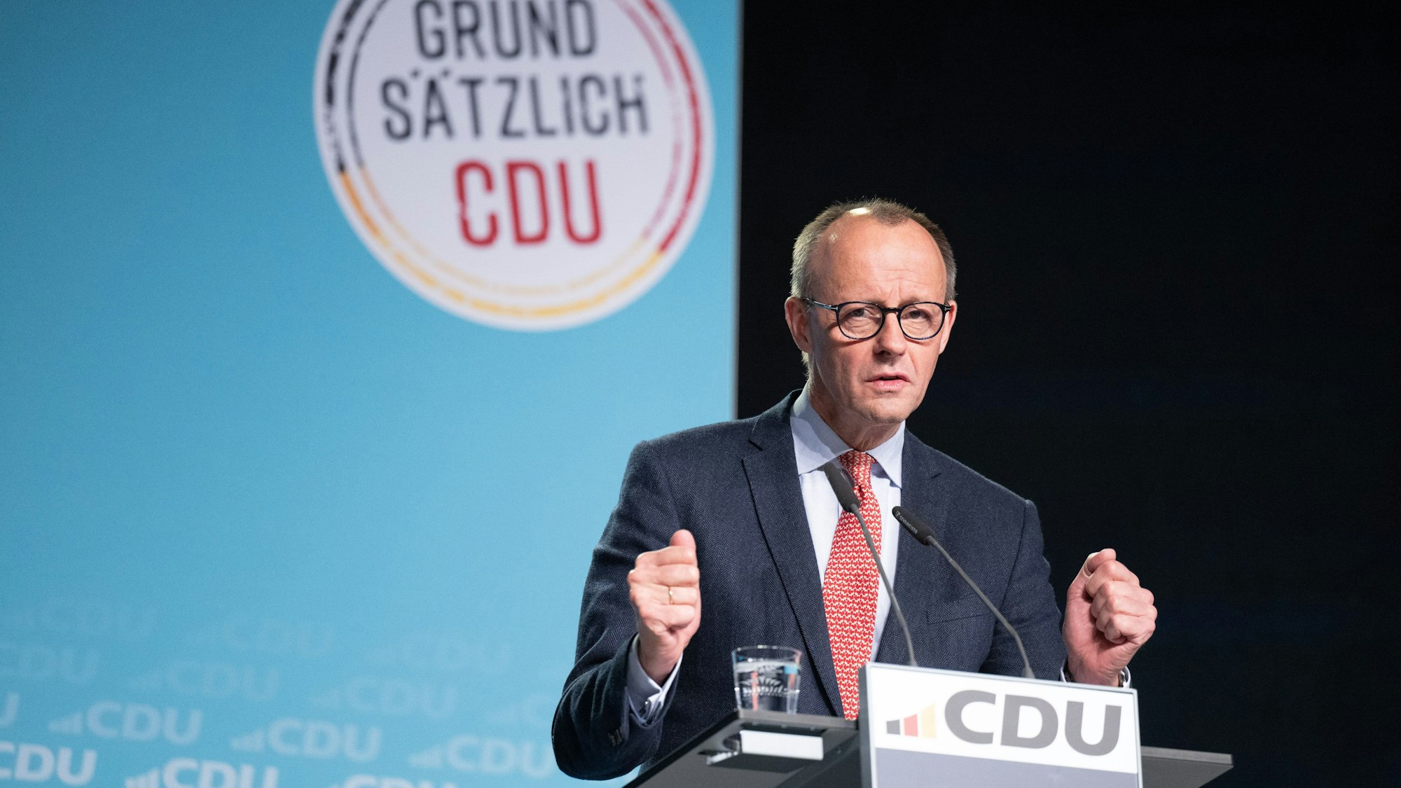 Die CDU stellt der Basis das neue Grundsatzprogramm vor. Nach Stopps in Mainz, Hannover und Chemnitz sprach CDU-Chef Friedrich Merz am Freitagabend auch im Kölner Gürzenich. Das Foto zeigt ihn bei seiner Rede in Chemnitz.