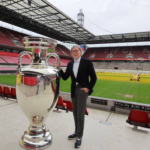 Stolzer EM-Botschafter der Stadt Köln: Toni Schumacher präsentiert im Rhein-Energie-Stadion eine übergroße Nachbildung des EM-Pokals.