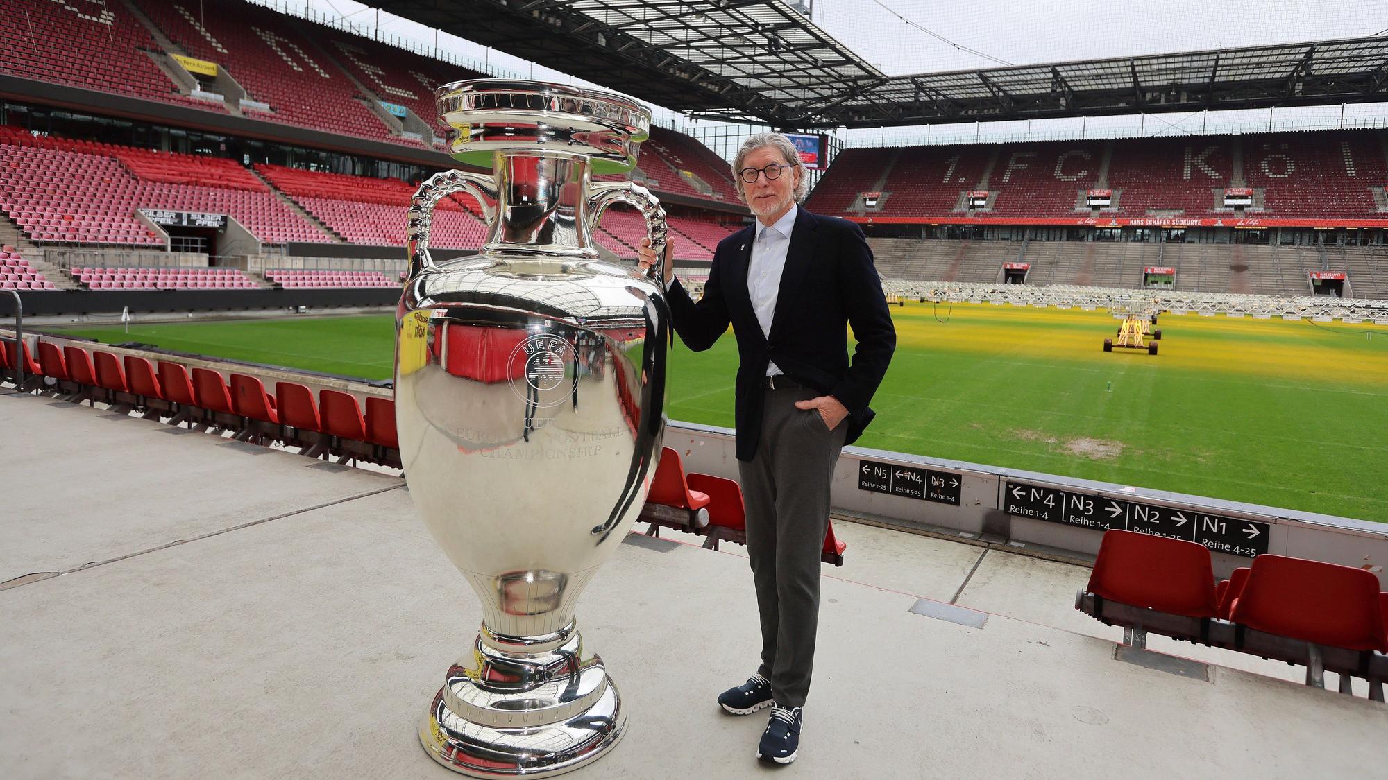 Toni Schumacher mit übergroßer Nachbildung vom EM-Pokal im Rhein-Energie-Stadion