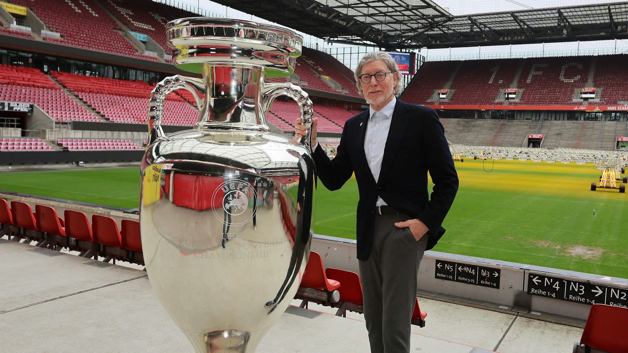 Stolzer EM-Botschafter der Stadt Köln: Toni Schumacher präsentiert im Rhein-Energie-Stadion eine übergroße Nachbildung des EM-Pokals.