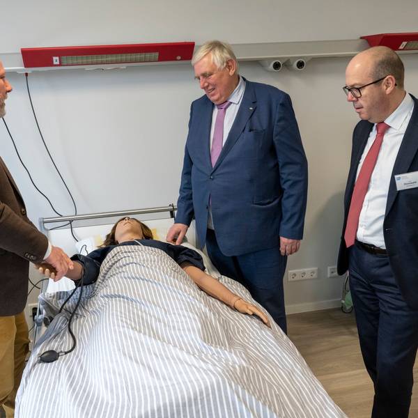 Gesundheitsminister Karl-Josef Laumann (Mitte) lässt sich das neue Ausbildungszentrum für Pflege-Azubis in Köln zeigen.