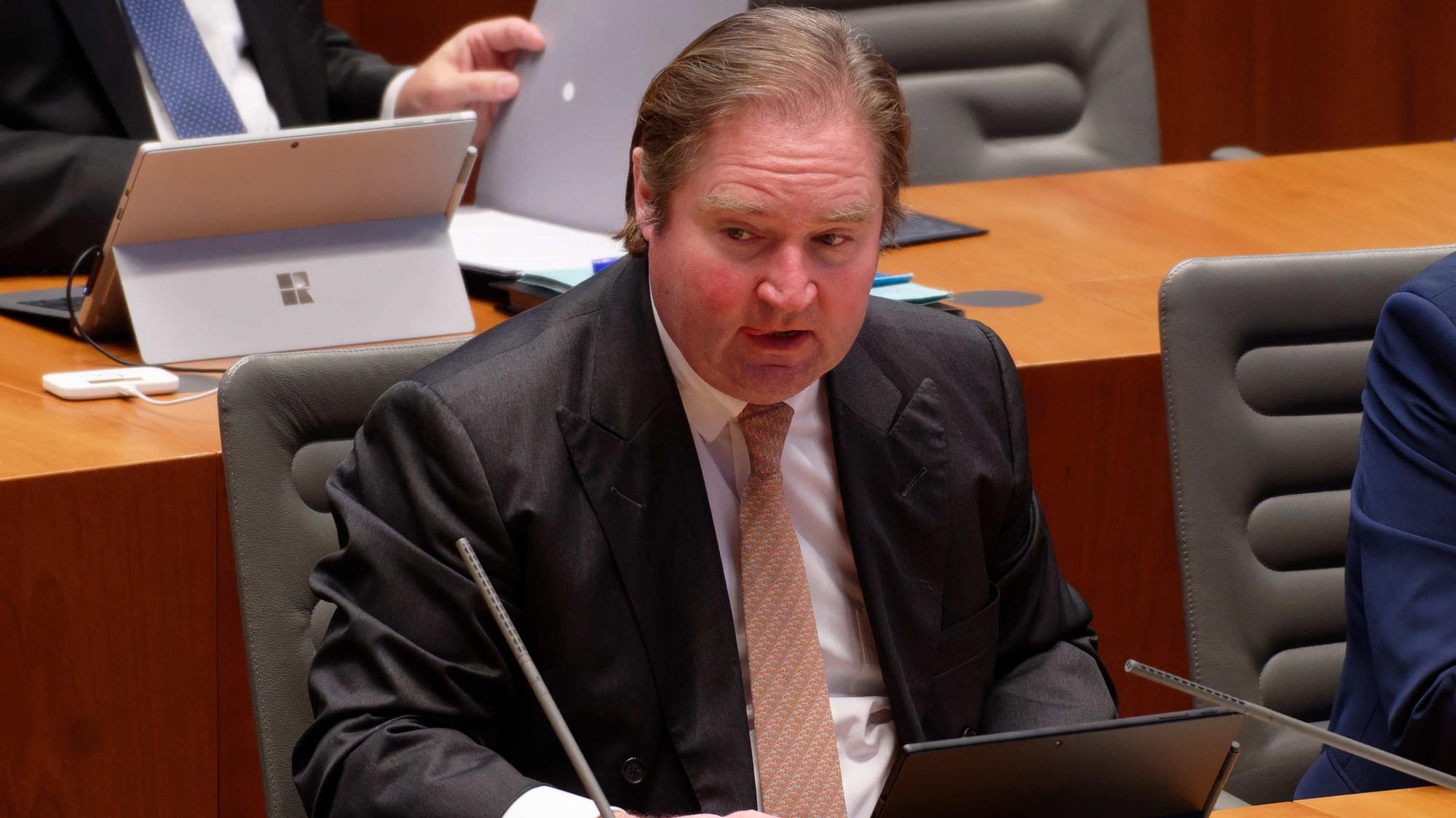 Lutz Lienenkämper (CDU) 2022 als Finanzmister des Landes Nordrhein-Westfalen auf der Regierungsbank.