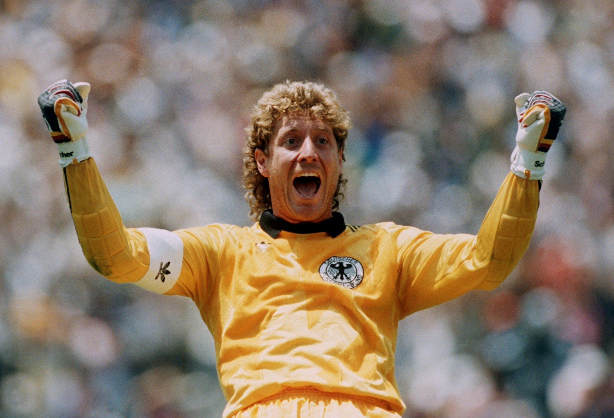 DFB-Legende: Torhüter Toni Schumacher bejubelt bei der Weltmeisterschaft in Mexico ein Tor der Nationalmannschaft gegen Uruguay.
