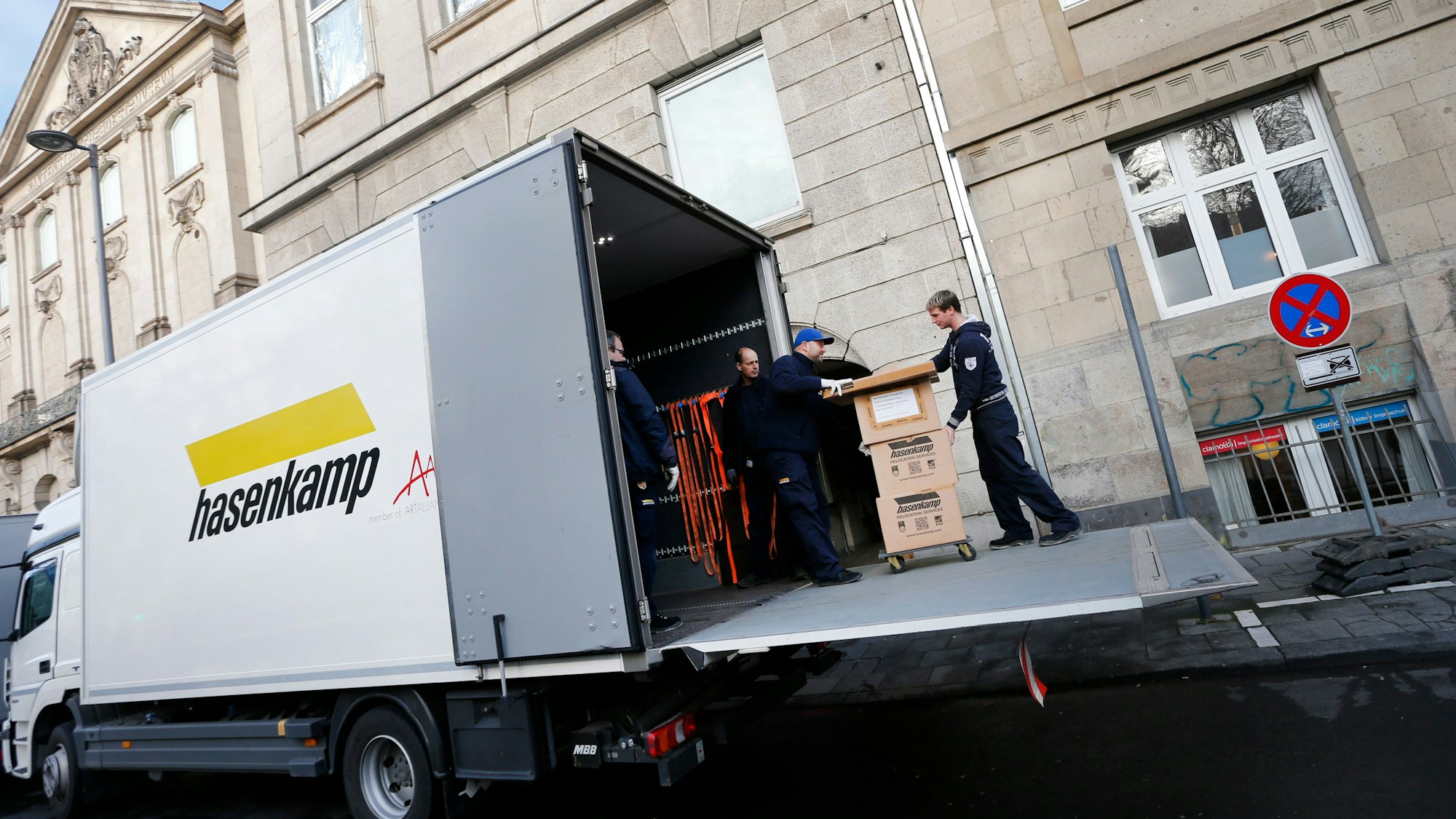 Auf dem Bild ist ein Umzugswagen zu sehen.