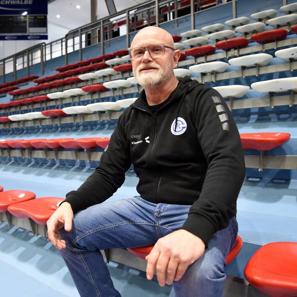 Jörg Bohrmann sitzt auf einem Rang in der Schwalbe-Arena.