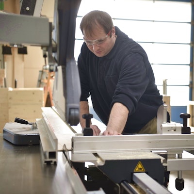 Sascha Breidenbach sägt in der Schreinerei der Nordeifelwerkstätten ein Brett zurecht.