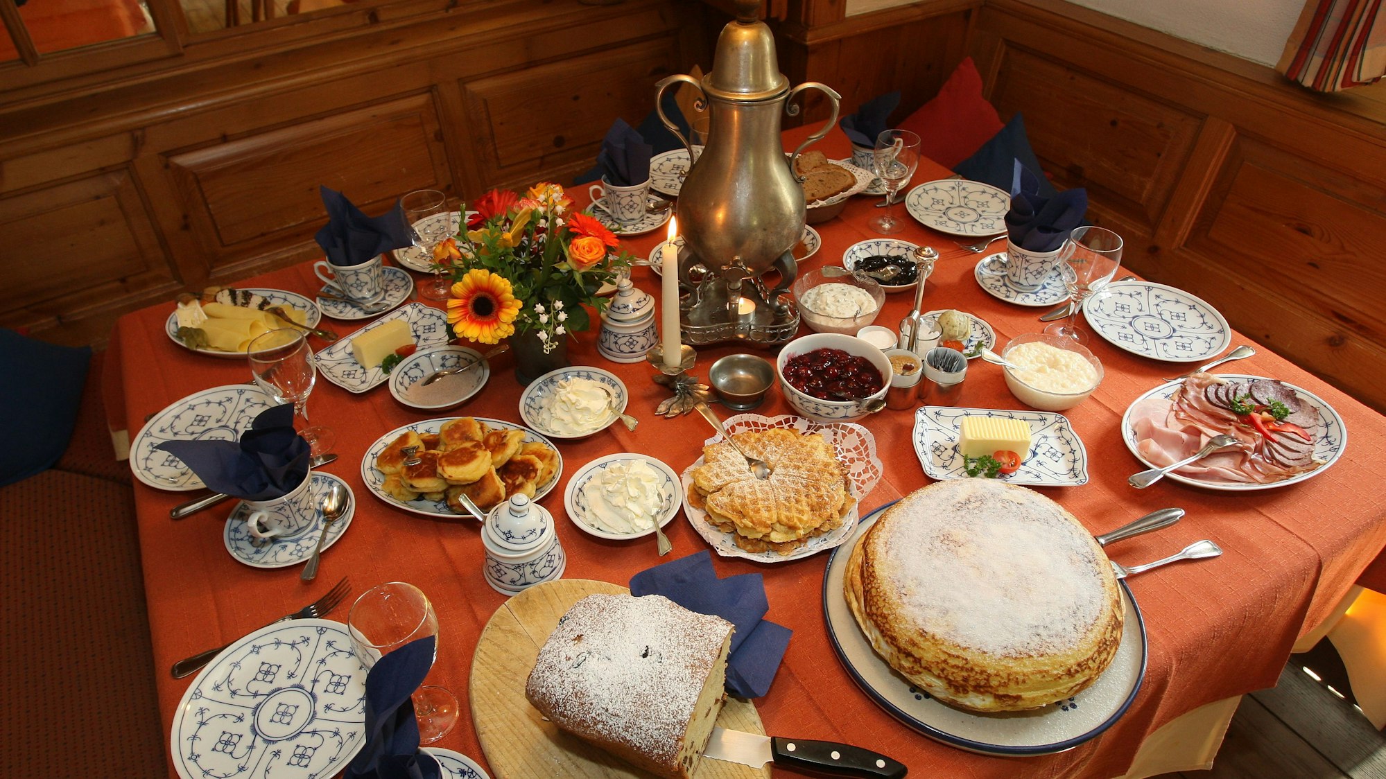 Bergische Kaffeetafel mit Dröppelmina, Waffeln, Eierkuchen uvm. (Archivbild)