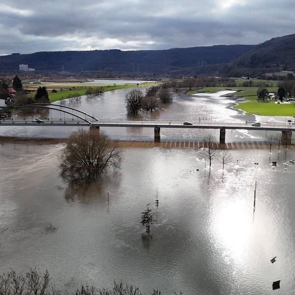 10.02.2024, Nordrhein-Westfalen, Beverungen: Hochwasser an der Weser (Aufnahme mit Drohne). Foto: Christian Müller/Westfalennews/dpa