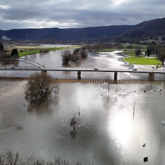 10.02.2024, Nordrhein-Westfalen, Beverungen: Hochwasser an der Weser (Aufnahme mit Drohne). Foto: Christian Müller/Westfalennews/dpa