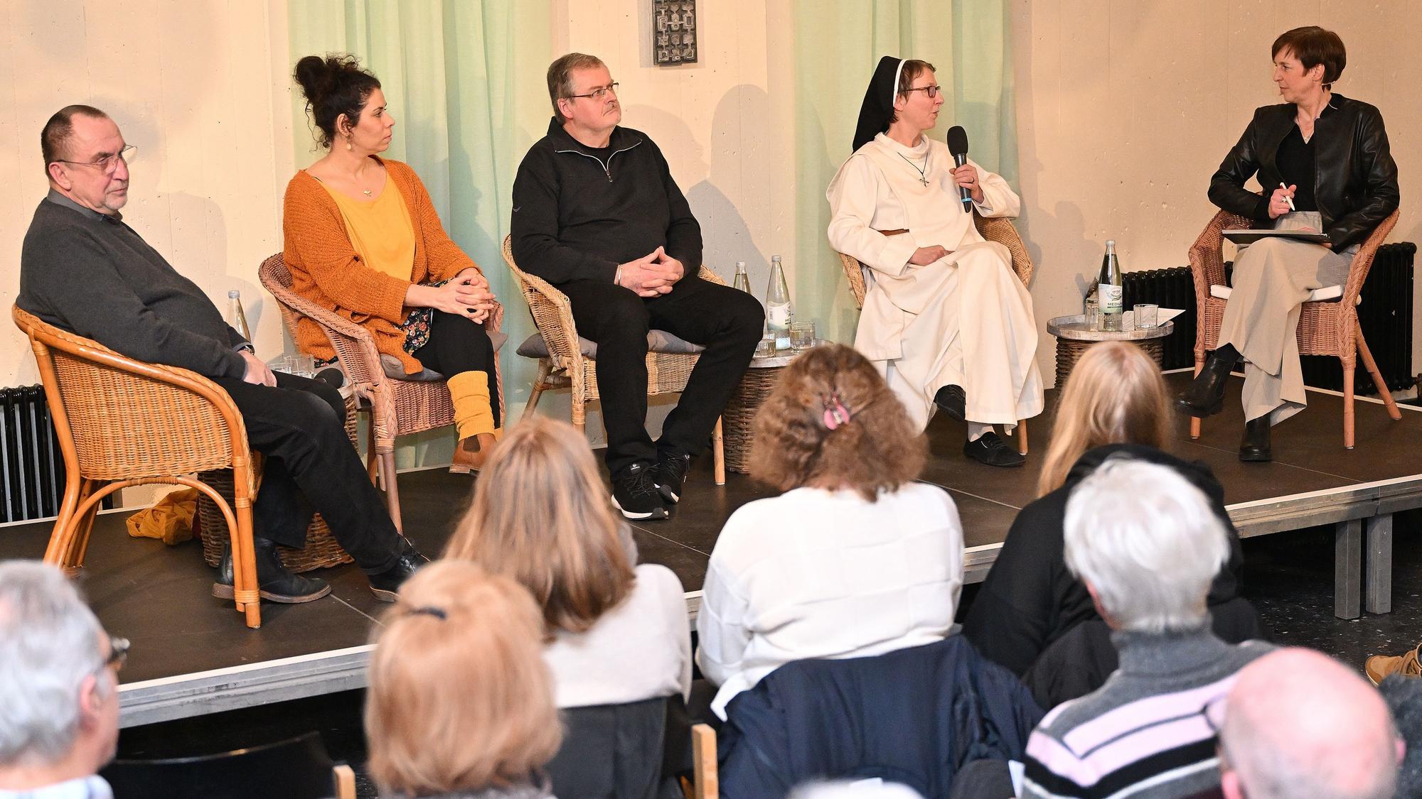 Das Foto zeigt die Diskussionsrunde im Pfarrsaal von Bechen