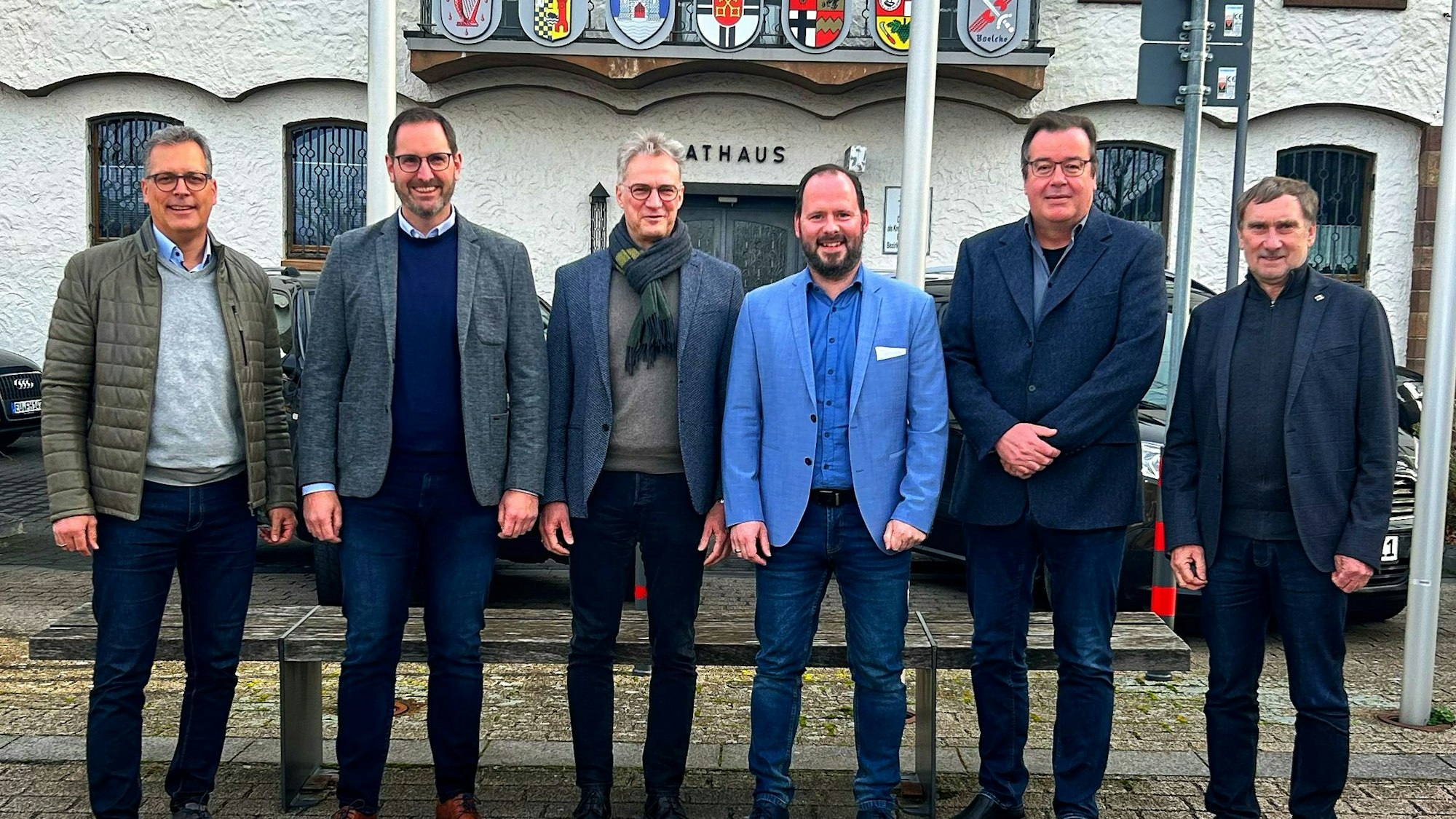 Sechs Männer stehen vor dem Rathaus in Zülpich.