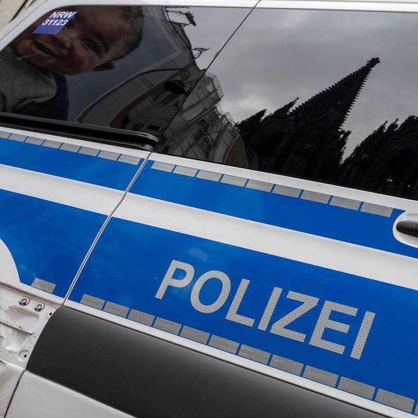 Die Kölner Polizei sucht mit Hilfe von Bildern einer privaten Videoüberwachung nach zwei Männern.