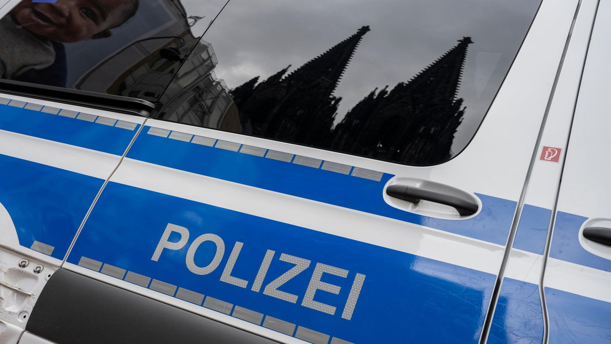 Die Kölner Polizei sucht mit Hilfe von Bildern einer privaten Videoüberwachung nach zwei Männern.