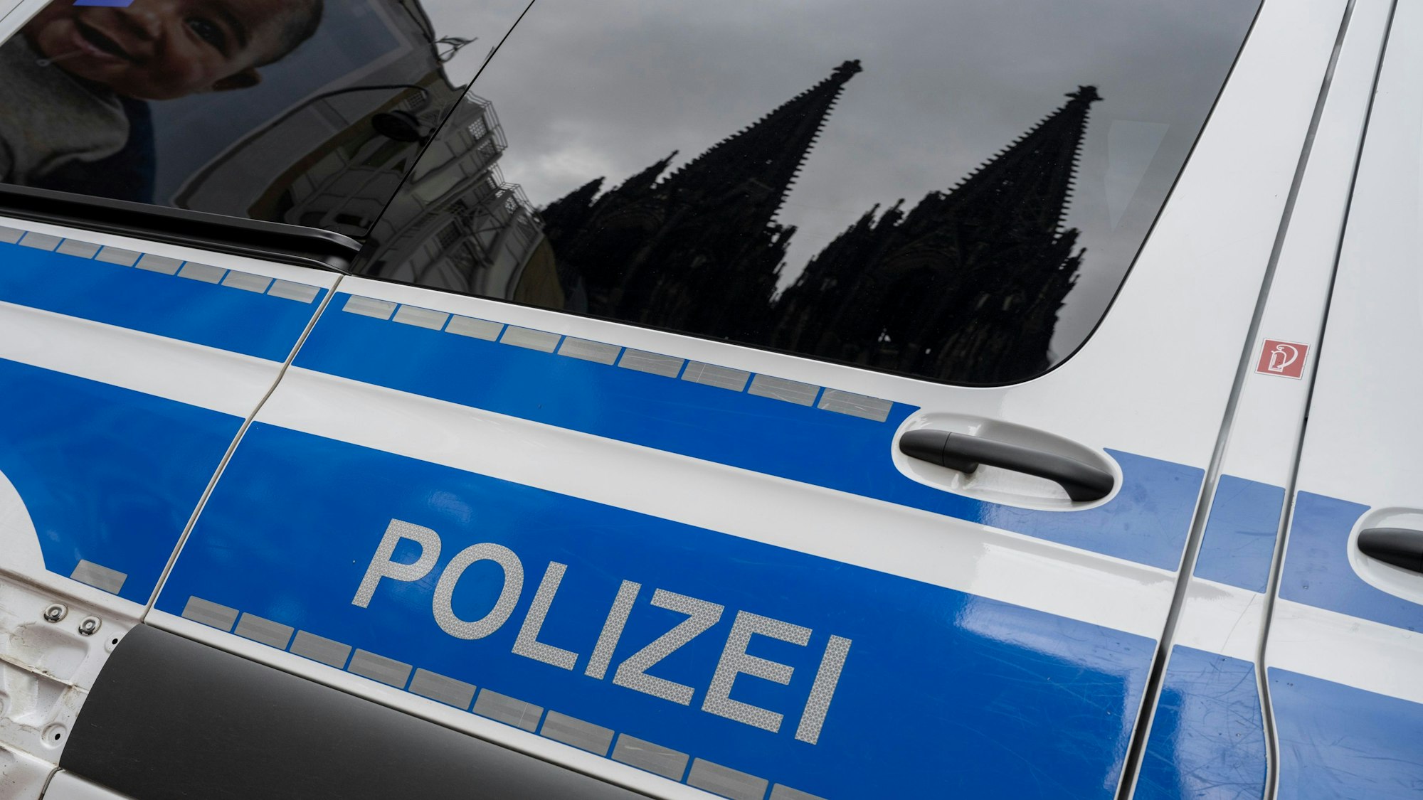 Das Bild zeigt einen Einsatzwagen der Polizei Köln. (Symbolbild)