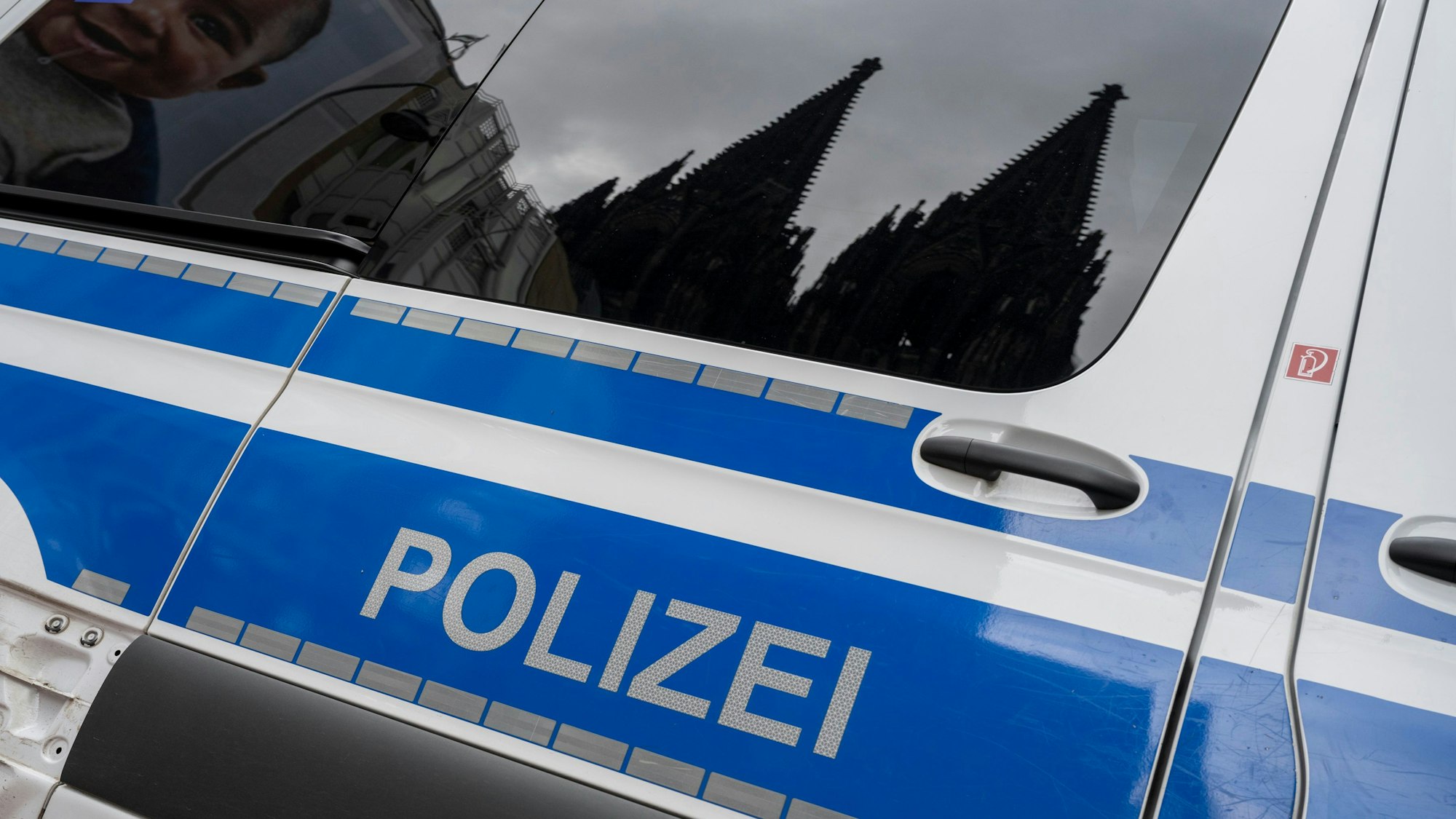 Die Polizei nimmt Einbrecher nach Zeugenhinweis fest. (Symbolbild)