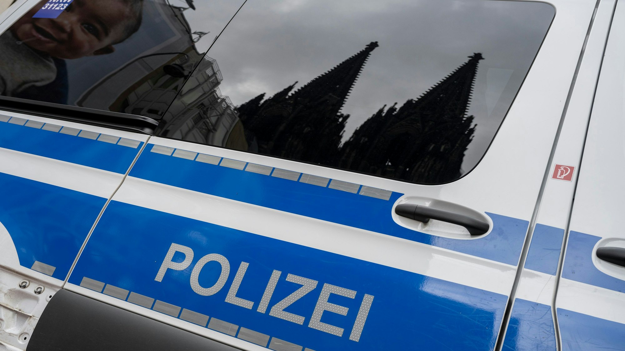 01.03.2024, Köln: Die Polizei ist in der Innenstadt am Dom im Einsatz. Foto: Uwe Weiser