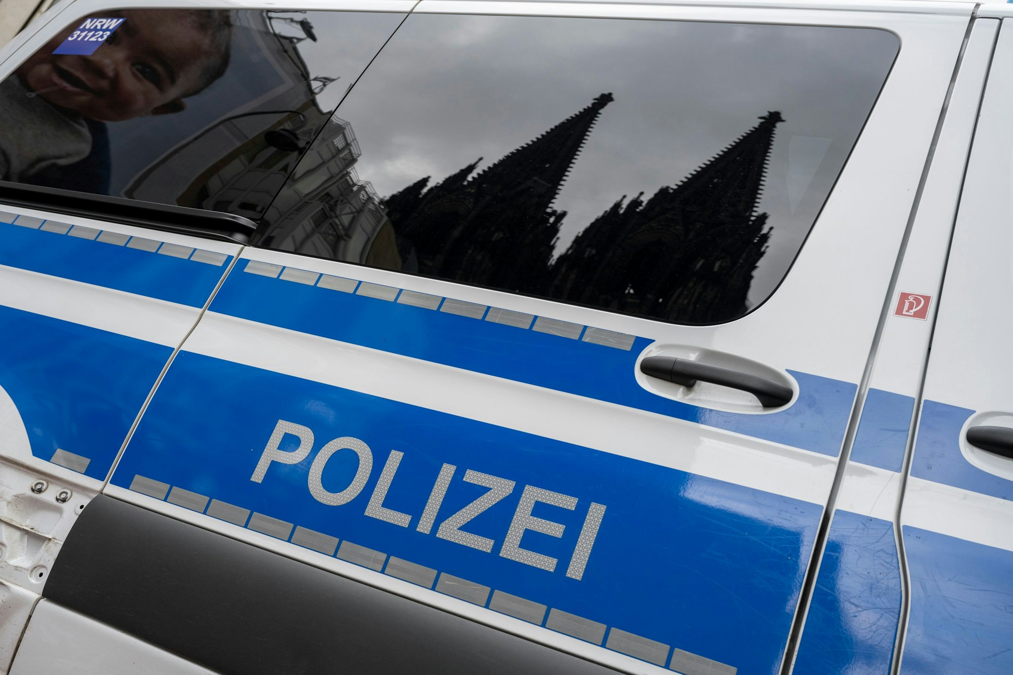 01.03.2024, Köln: Die Polizei ist in der Innenstadt am Dom im Einsatz. Foto: Uwe Weiser