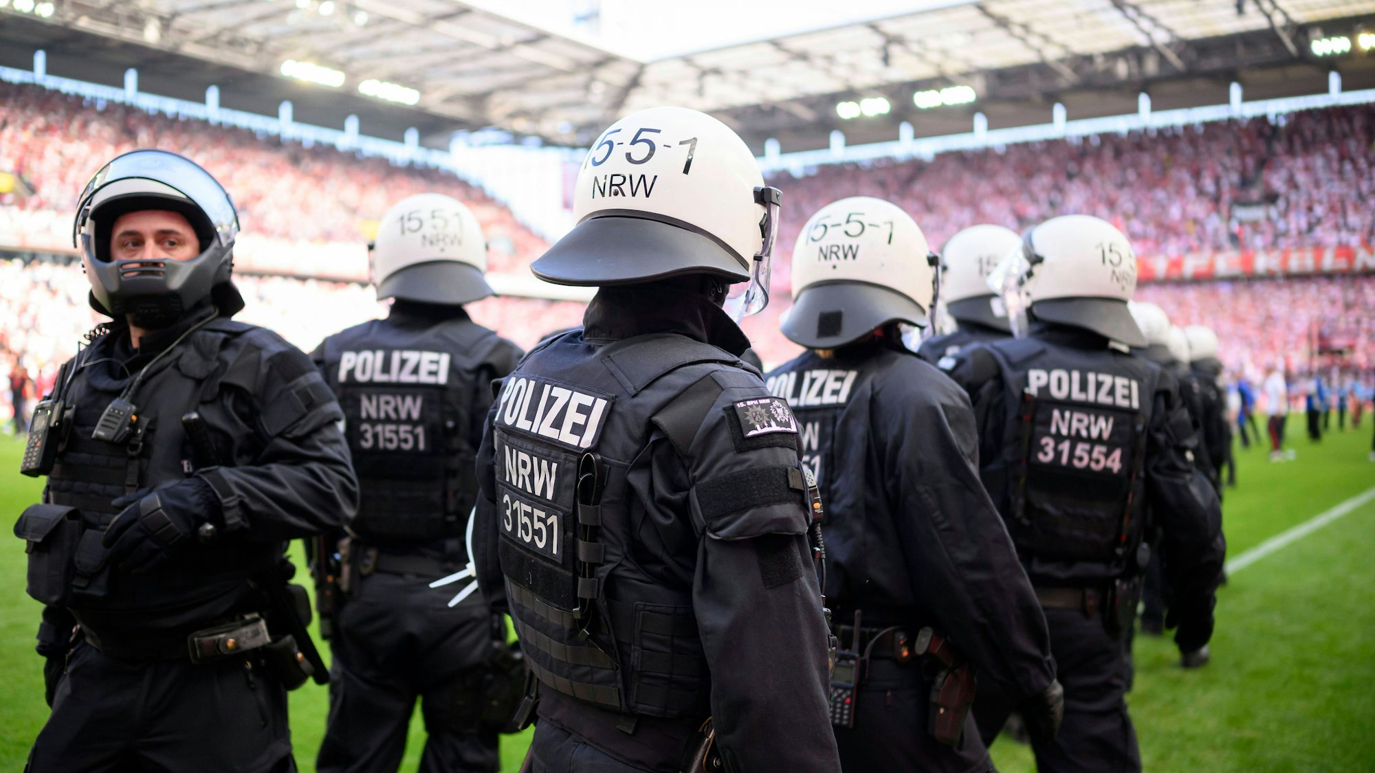 Bereitschaftspolizisten stehen im Kölner Rhein-Energie-Stadion.