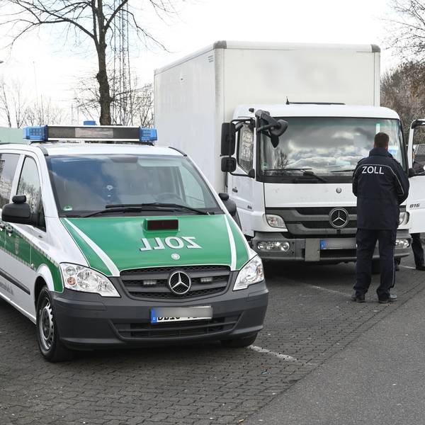Zollbeamte kontrollieren am Rastplatz Aggertal Nord ein Fahrzeug.