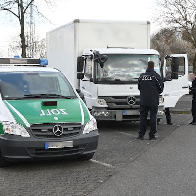 Zollbeamte kontrollieren am Rastplatz Aggertal Nord ein Fahrzeug.