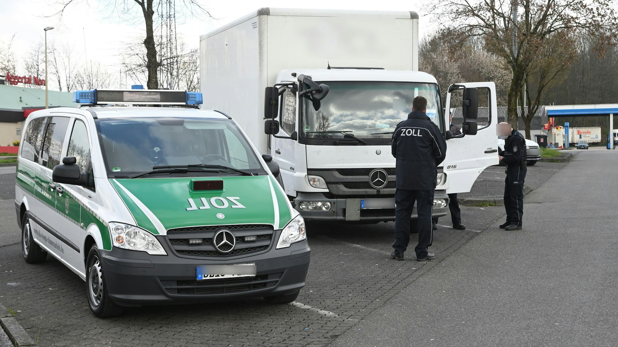 Zollbeamte kontrollieren am Rastplatz Aggertal Nord ein Fahrzeug.