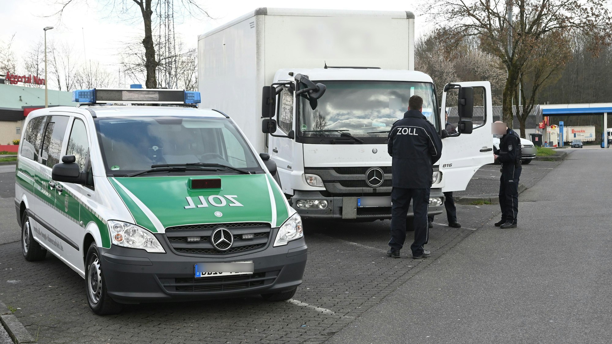 Zollbeamte kontrollieren am Rastplatz Aggertal Nord ein Fahrzeug.