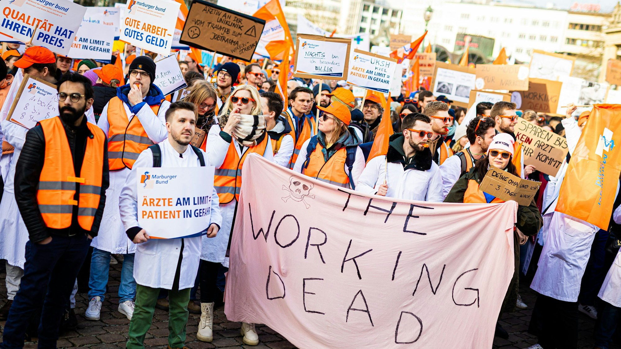 Streikende Uniklinik-Ärzte am 30. Januar in Hannover. Nun hat die Gewerkschaft Marburger Bund die Ärztinnen und Ärzte der landeseigenen Unikliniken zu einem Warnstreik aufgerufen. (Archivbild)