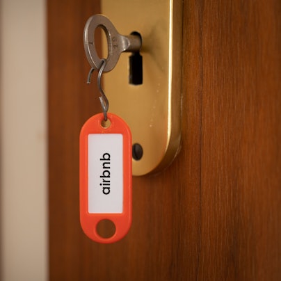 „Airbnb“ steht auf einem Schlüsselanhänger. Besucher der Europameisterschaftsspiele in Köln müssen sich bei einer Übernachtung in der Stadt auf höhere Preise einstellen (Symbolbild)