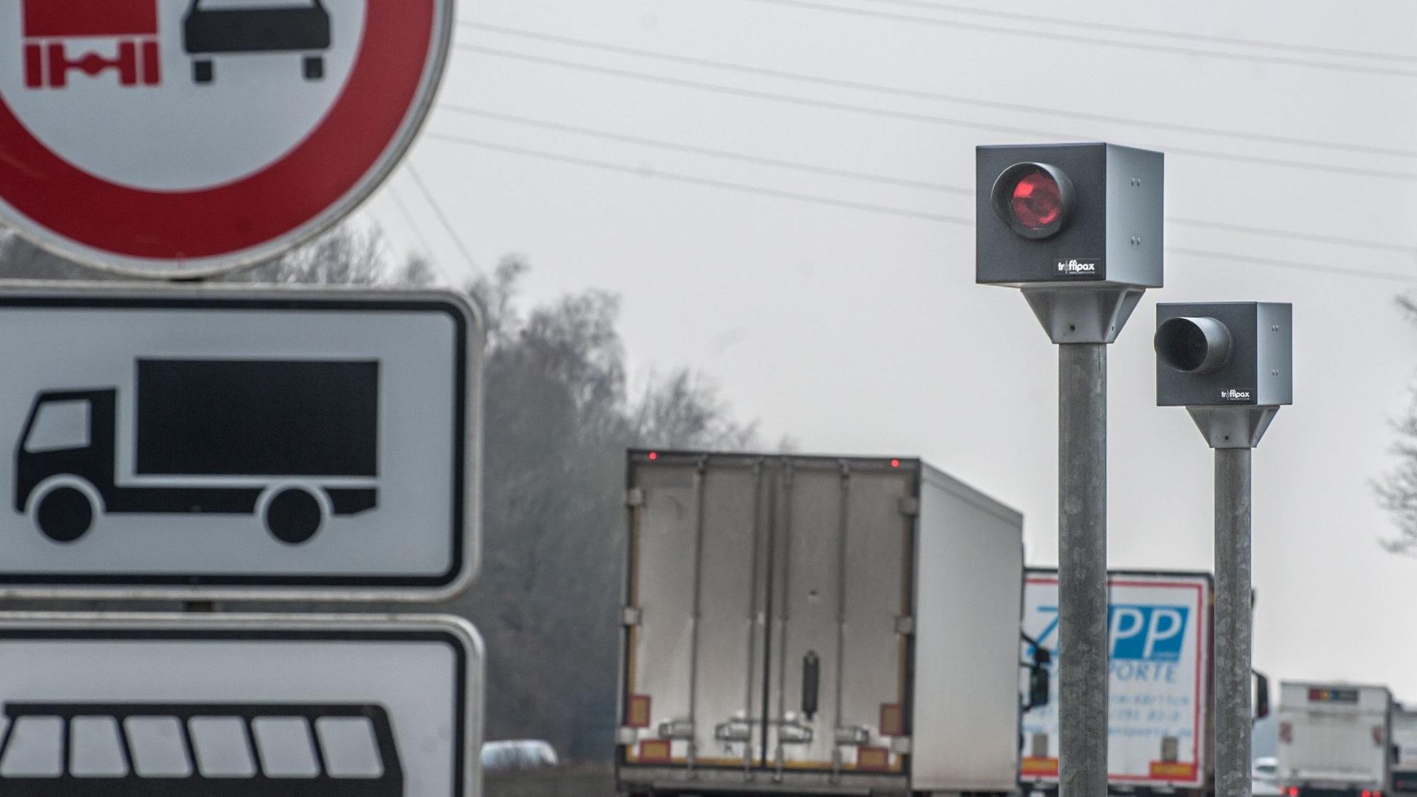 A1 Blitzanlage Geschwindigkeitsmessanlage Blitzer Radargerät Foto: Ralf Krieger