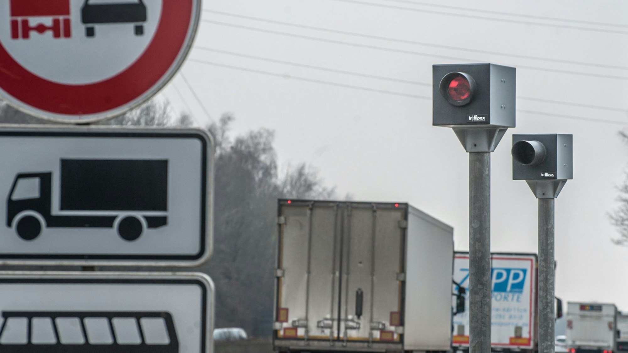 A1 Blitzanlage Geschwindigkeitsmessanlage Blitzer Radargerät   Foto: Ralf Krieger