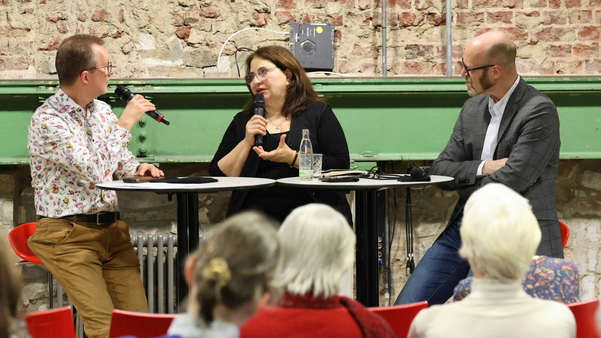 Den Wunsch nach einem eigenen Staat neben Israel bekräftigte Faten Mukarker in der Gummersbacher Halle 32.