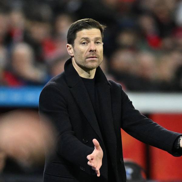 Leverkusens Trainer Xabi Alonso gestikuliert an der Seitenlinie beim Spiel gegen Mainz.