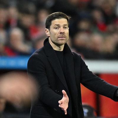 Leverkusens Trainer Xabi Alonso gestikuliert an der Seitenlinie beim Spiel gegen Mainz.